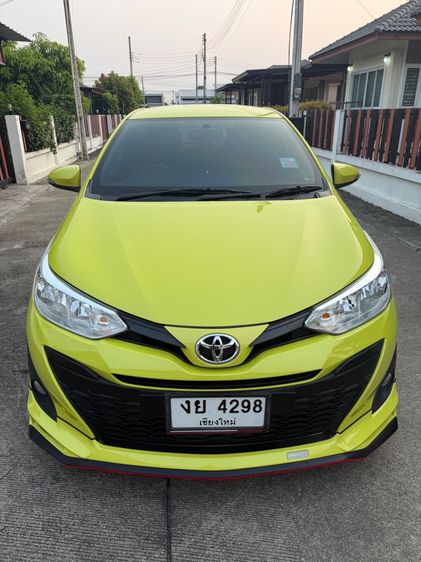 รถ Toyota Yaris 1.2 E สี เขียว