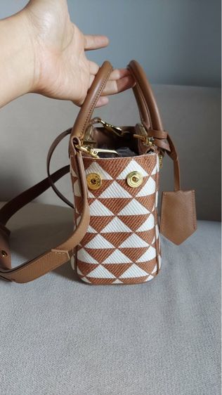 กระเป๋า Prada ใบเล็กเป็นผ้าถัก รูปที่ 3