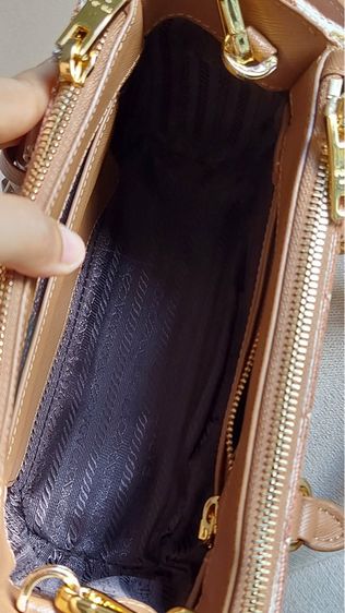 กระเป๋า Prada ใบเล็กเป็นผ้าถัก รูปที่ 6