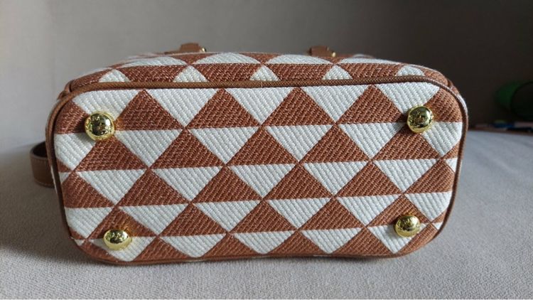 กระเป๋า Prada ใบเล็กเป็นผ้าถัก รูปที่ 5