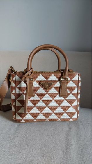 กระเป๋า Prada ใบเล็กเป็นผ้าถัก
