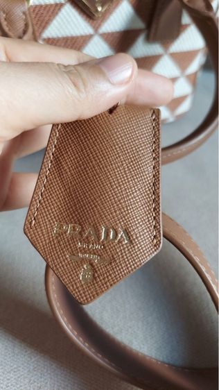 กระเป๋า Prada ใบเล็กเป็นผ้าถัก รูปที่ 10