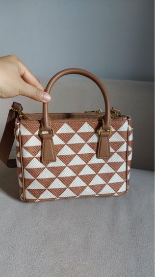กระเป๋า Prada ใบเล็กเป็นผ้าถัก รูปที่ 2