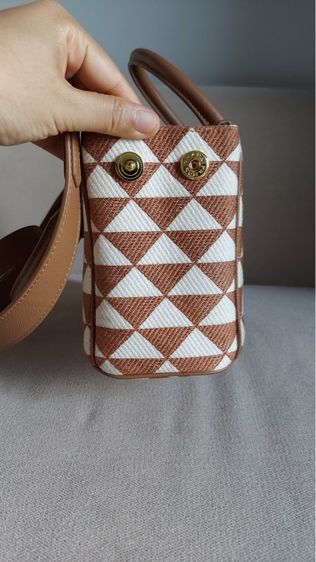 กระเป๋า Prada ใบเล็กเป็นผ้าถัก รูปที่ 4