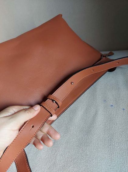 กระเป๋าสะพาย Loewe สีน้ำตาล รูปที่ 10