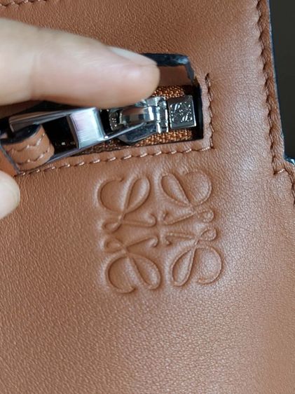 กระเป๋าสะพาย Loewe สีน้ำตาล รูปที่ 11