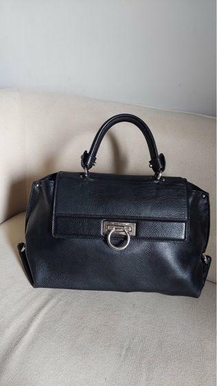 กระเป๋าสะพายคอสบอดี้ salvatore ferragamo ของแท้สีดำ