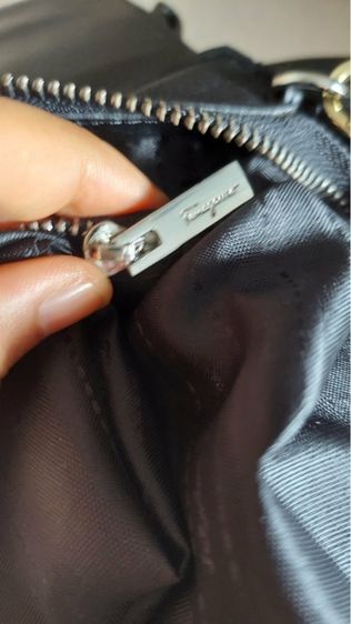 กระเป๋าสะพายคอสบอดี้ salvatore ferragamo ของแท้สีดำ รูปที่ 12