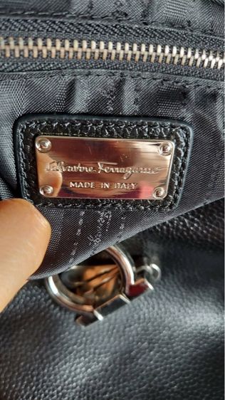 กระเป๋าสะพายคอสบอดี้ salvatore ferragamo ของแท้สีดำ รูปที่ 15