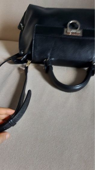 กระเป๋าสะพายคอสบอดี้ salvatore ferragamo ของแท้สีดำ รูปที่ 8
