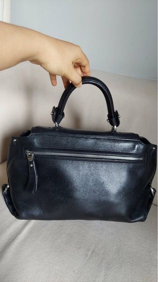 กระเป๋าสะพายคอสบอดี้ salvatore ferragamo ของแท้สีดำ รูปที่ 2