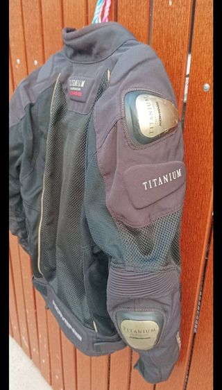 เสื้อการ์ด Komine มีรอยล้ม ขาดที่ไหล่ซ้าย อื่นๆตามสภาพ ราคานี้รวมค่าส่งแล้วครับ รูปที่ 3