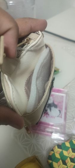 กระเป๋านี้คือคอลเลกชันจากDisneyที่ร่วมกับนักวาดญี่ปุ่น Nishimura Yuji
เป็นซีรีส์ Chip กับ Dale Moba-Poche สนใจต่อรอง id k.sakulphot รูปที่ 3