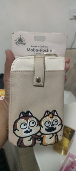 กระเป๋านี้คือคอลเลกชันจากDisneyที่ร่วมกับนักวาดญี่ปุ่น Nishimura Yuji
เป็นซีรีส์ Chip กับ Dale Moba-Poche สนใจต่อรอง id k.sakulphot