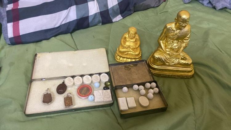 หลวงปู่ดู่ พระเนื้อผงกรรมฐาน และลูกแก้วมณีพรัตน์ 