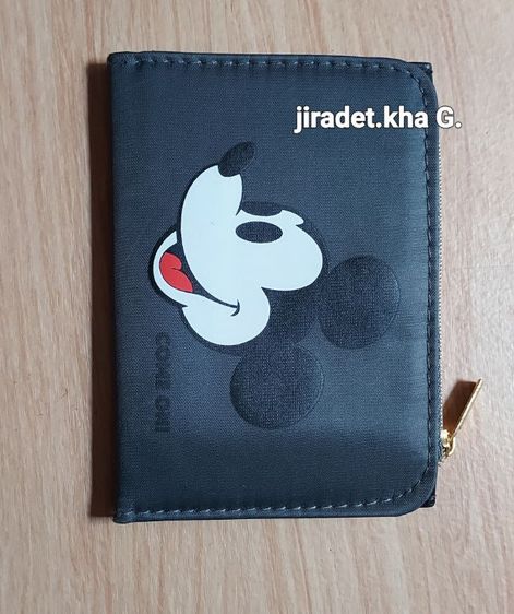 กระเป๋าสตางค์ MILKFED.ขนาดเพียง 12.5×9 cm. มีช่องใส่บัตร ใส่เหรียญได้ ด้านข้างมีซิป ขนาดกะทัดรัด สำหรับพกพา คัดจากคลังสินค้าญี่ปุ่น สภาพใหม่