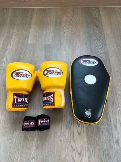 ชุด นวม 8 oz พร้อม ผ้าพัน และ ที่รับ