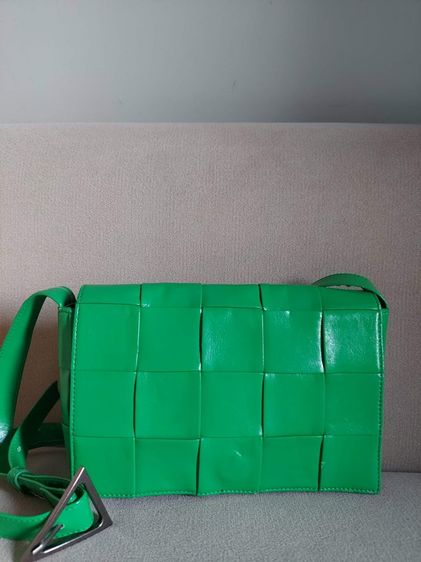 กระเป๋าครอสบอดี้ bottega veneta สีเขียวที่จริงใจ