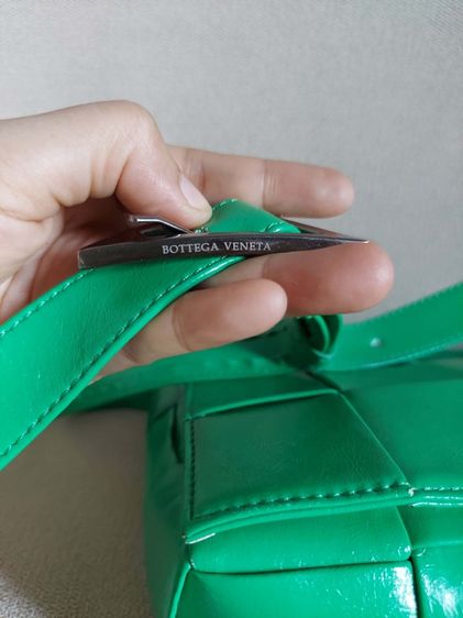 กระเป๋าครอสบอดี้ bottega veneta สีเขียวที่จริงใจ รูปที่ 10