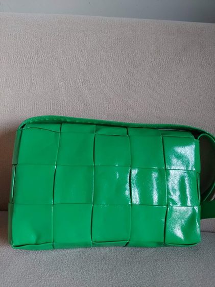 กระเป๋าครอสบอดี้ bottega veneta สีเขียวที่จริงใจ รูปที่ 2