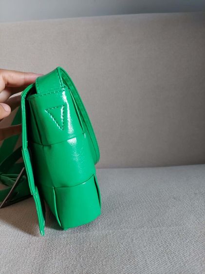 กระเป๋าครอสบอดี้ bottega veneta สีเขียวที่จริงใจ รูปที่ 4