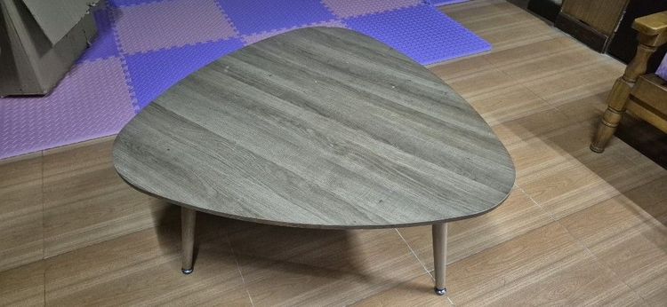 ขายด่วน โต๊ะกลางทรงสามเหลี่ยม สภาพสวย ราคาเบาๆ