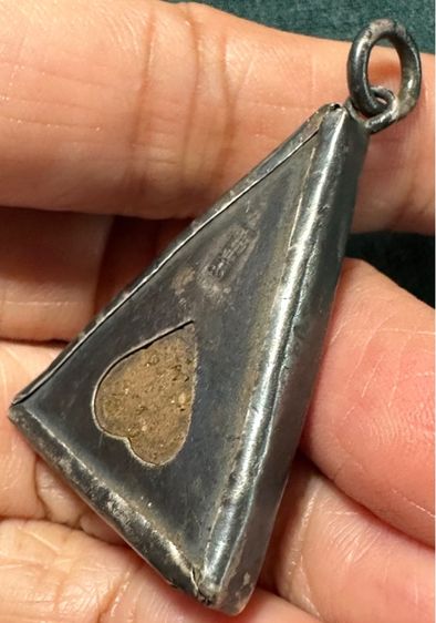 พระนางพญา พิมพ์เข่าโค้ง เลี่ยมเงินโบราณ รูปที่ 4