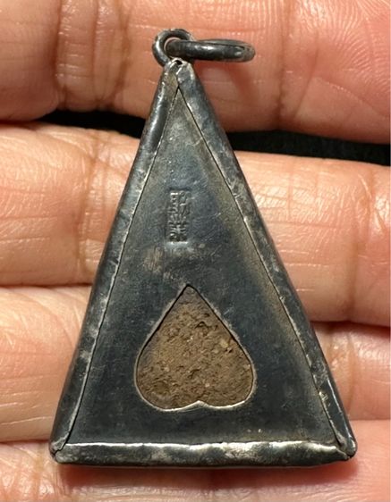 พระนางพญา พิมพ์เข่าโค้ง เลี่ยมเงินโบราณ รูปที่ 2