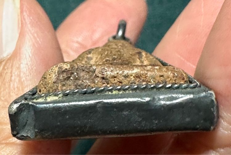 พระนางพญา พิมพ์เข่าโค้ง เลี่ยมเงินโบราณ รูปที่ 10