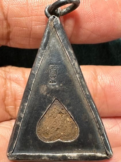 พระนางพญา พิมพ์เข่าโค้ง เลี่ยมเงินโบราณ รูปที่ 5