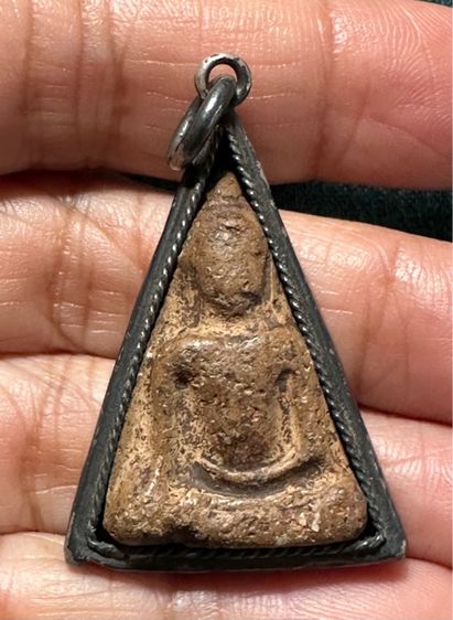 พระนางพญา พิมพ์เข่าโค้ง เลี่ยมเงินโบราณ