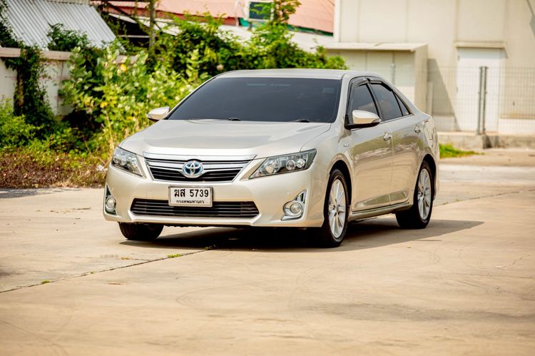 รถ Toyota Camry 2.5 HV สี น้ำตาล