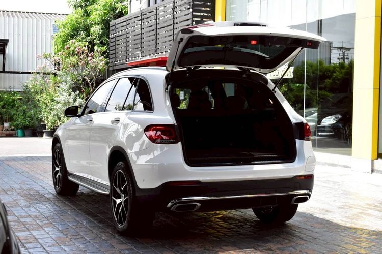 Mercedes-Benz GLC-Class 2023 GLC300e Utility-car ปลั๊กอินไฮบริด (PHEV) ไม่ติดแก๊ส เกียร์อัตโนมัติ ขาว รูปที่ 4