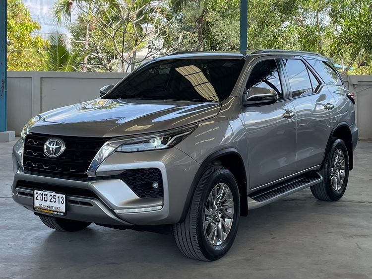 รถ Toyota Fortuner 2.4 G สี เทา