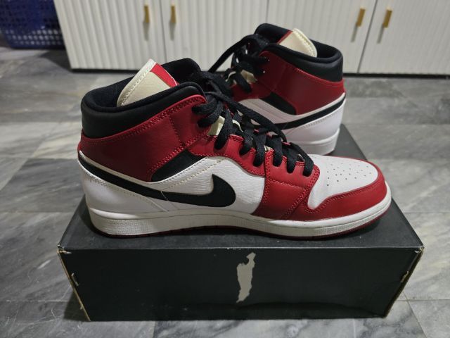 nike air jordan 1 mid chicago