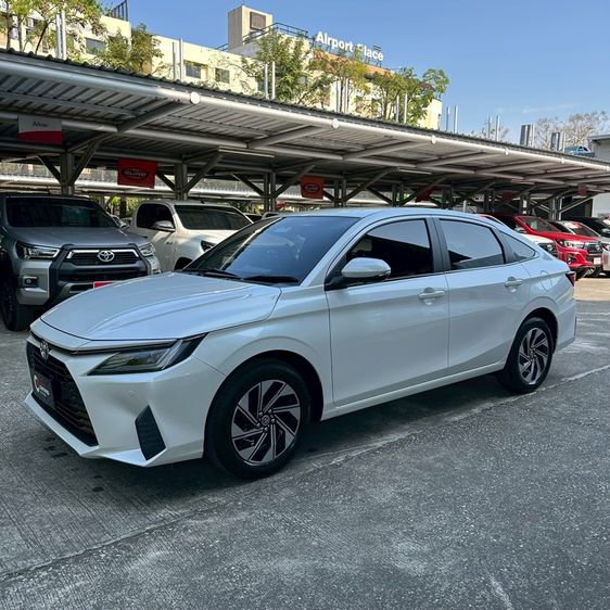 Toyota Yaris ATIV 2025 1.5 HEV Premium Sedan ไฮบริด ไม่ติดแก๊ส เกียร์อัตโนมัติ ขาว รูปที่ 2