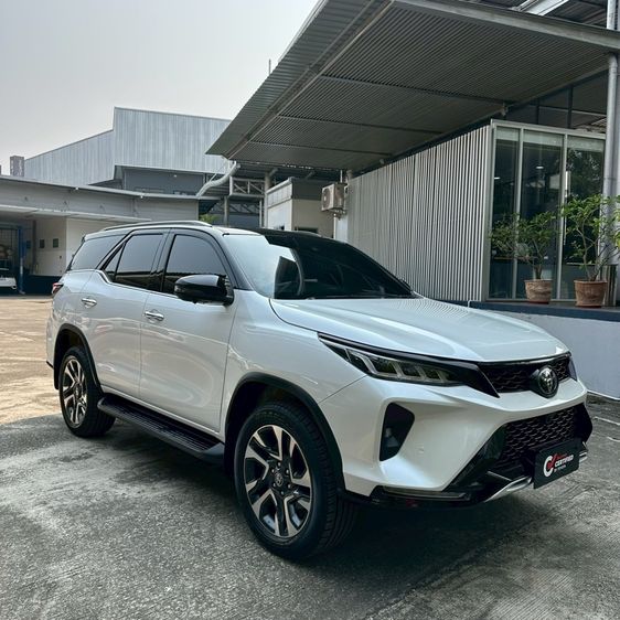 รถ Toyota Fortuner 2.4 Legender สี ขาว