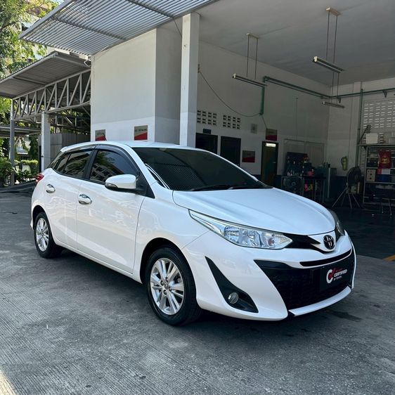 รถ Toyota Yaris 1.2 E สี ขาว