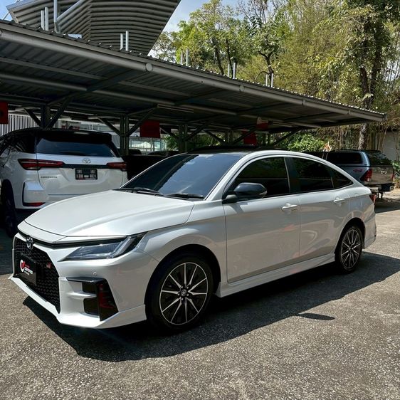 Toyota Yaris ATIV 2025 1.5 HEV GR SPORT Sedan ไฮบริด ไม่ติดแก๊ส เกียร์อัตโนมัติ ขาว รูปที่ 3