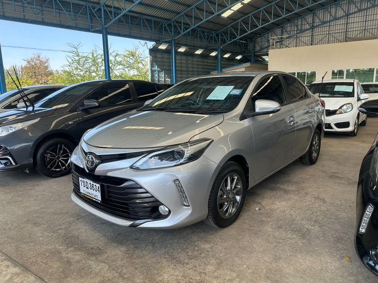 รถ Toyota Vios 1.5 Mid สี เทา