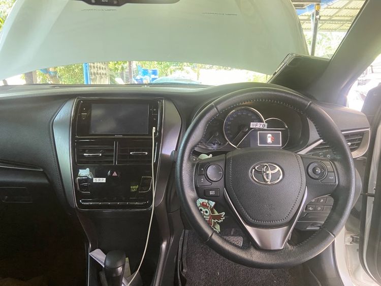 รถ Toyota Yaris 1.2 Sport Premium สี ขาว