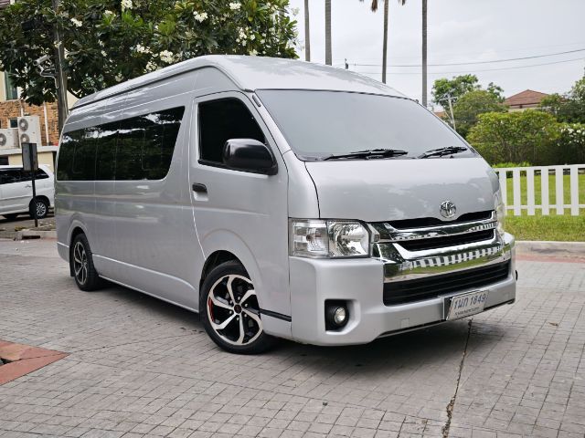 รถ Toyota Commuter 3.0 สี บรอนซ์เงิน