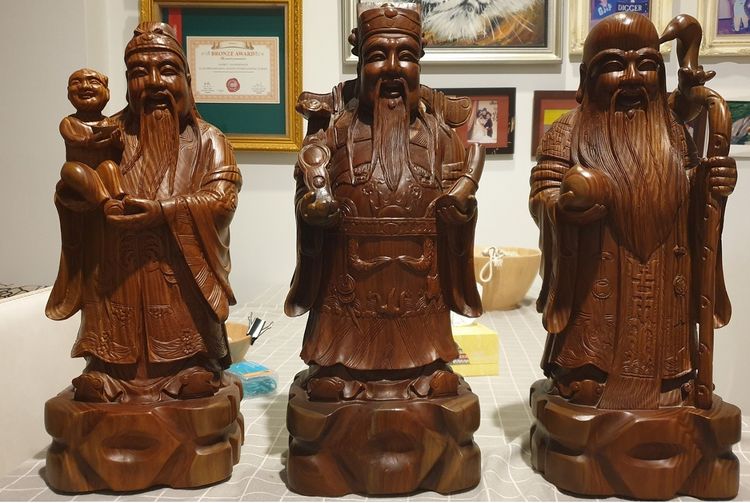 ของตกแต่งบ้านอื่นๆ ขายแกะสลักรูปปั้นเทพเจ้าจีน 3 องค์ ซึ่งเป็นสัญลักษณ์แห่งความมงคล  ฮก ลก ซิ่ว