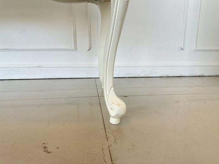 โต๊ะทำงาน 4 ลิ้นชัก ท็อปไม้ MDF ผิวลายไม้สีน้ำตาล มือจับอลูมิเนียม โครงขาไม้จริงสีขาว  รูปที่ 15