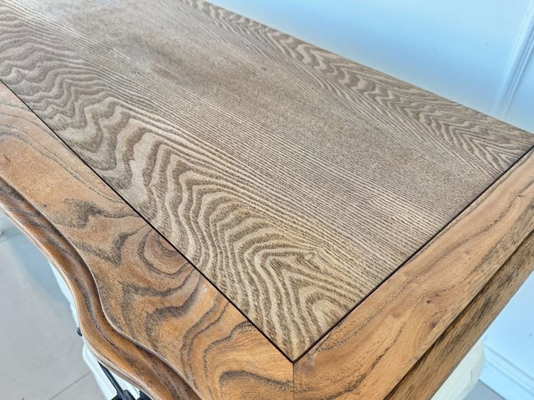 โต๊ะทำงาน 4 ลิ้นชัก ท็อปไม้ MDF ผิวลายไม้สีน้ำตาล มือจับอลูมิเนียม โครงขาไม้จริงสีขาว  รูปที่ 5