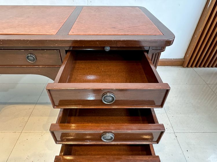 โต๊ะทำงาน สไตล์วินเทจ  7 ลิ้นชัก ท็อปหุ้มหนัง PU สีน้ำตาล ขากลึงกลม รูปที่ 14