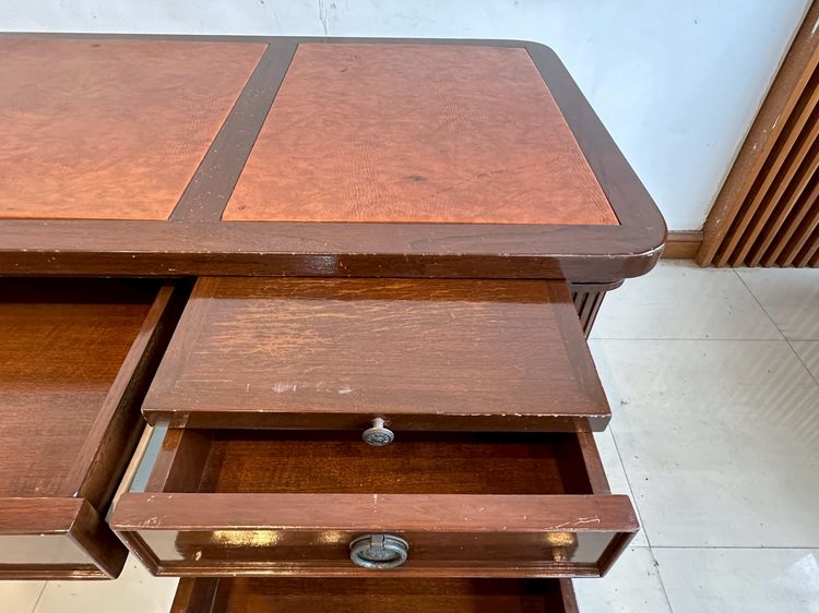 โต๊ะทำงาน สไตล์วินเทจ  7 ลิ้นชัก ท็อปหุ้มหนัง PU สีน้ำตาล ขากลึงกลม รูปที่ 12