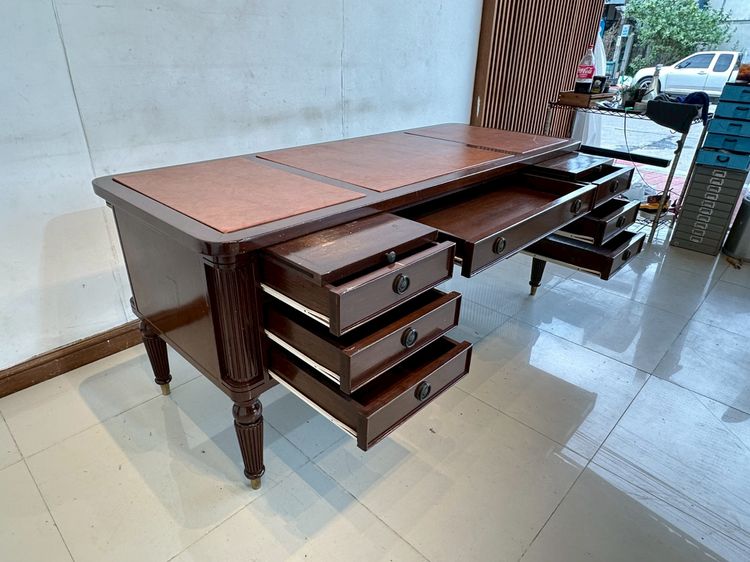 โต๊ะทำงาน สไตล์วินเทจ  7 ลิ้นชัก ท็อปหุ้มหนัง PU สีน้ำตาล ขากลึงกลม รูปที่ 10