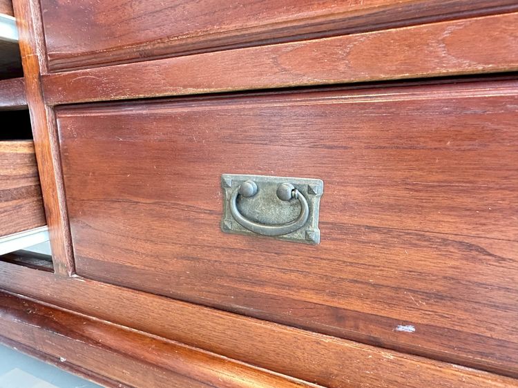 ตู้คอนโซล สไตล์วินเทจ 2 บานเปิด 6 ลิ้นชัก มือจับทองเหลือง ท็อปและโครงขาไม้จริงผสมไม้ MDF สีน้ำตาลแดง รูปที่ 17