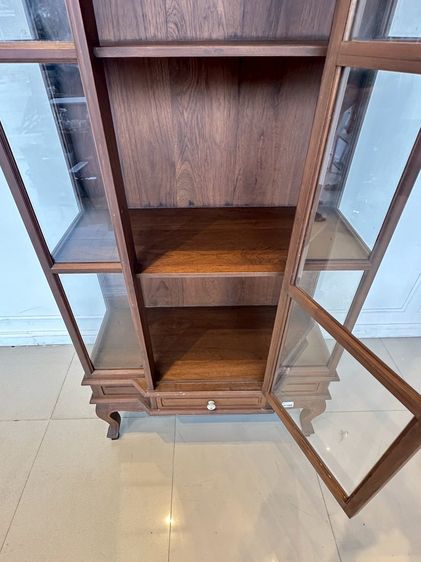 ตู้โชว์ไม้จริง สไตล์วินเทจ 1 บานเปิด 1 ลิ้นชัก แผ่นหลังไม้ MDF สีน้ำตาล รูปที่ 12